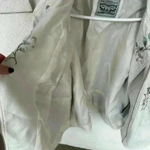 Levi's Women's White Floral Embroidered Jacket - Picture 9 of 15